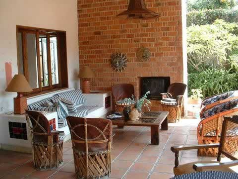  Kako bi se fasada na balkonima i terasama zaštitila dekorativno i funkcionalno, tako se premazuje specijalnim fasadnim bojama i premazima