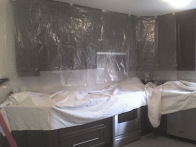 Kako bismo izbjegli dvostruki posao čišćenja, potrebno je dobro zaštititi namještaj i sve ostale elemente u prostoriji koju ličimo