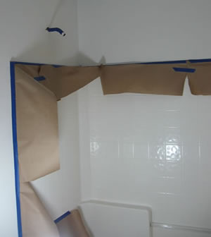 Prije svega kupaonicu treba isprazniti, iznijeti kupaonski namještaj i elemente sa zidova i skinuti luster odnosno plafonjeru Prije svega kupaonicu treba isprazniti, iznijeti kupaonski namještaj i elemente sa zidova i skinuti luster odnosno plafonjeru