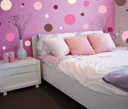 Jednobojni zidovi nisu baš popularna opcija kada je riječ o dječjim sobama, stoga ih često ukrašavamo raznim tehnikama ličenja, kojima se mogu ostvariti zanimljivi dekori i igre na zidu