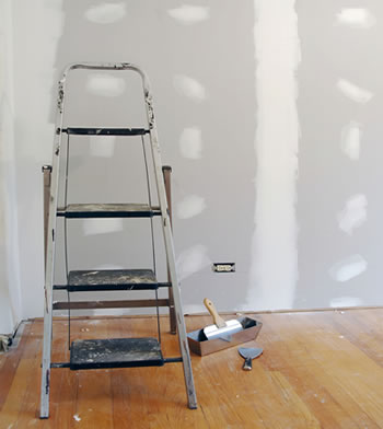  Prije svega je potrebno isprazniti dječju sobu, dakle iznijeti namještaj (koji je većinom manji), isprazniti ladice, maknuti tepih, kao i sve ostale predmete namijenjene zabavi i igri