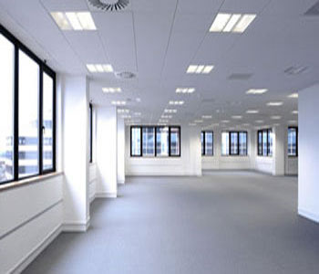 Trenutno vodeći minimalizam u dizajniranju ureda i poslovnih prostora općenito nameće hladne i neutralne boje kao dio tog interijera, a za sobom povlači osjećaj otuđenosti i ravnodušnosti