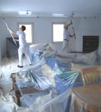 Započinjemo sa pražnjenjem ureda, skidanjem slika sa zida, odmicanjem stola i stolica te ormara na sredinu prostorije te njihovo prekrivanje sa najlonom