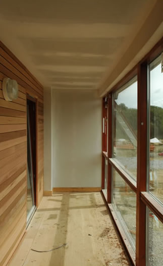 Toplina i estetika drveta s unutarnje strane zimskog vrta može se istaknuti nekim od ekoloških premaza, a vanjske strane koje su izložene vremenskim atmosferlijama treba obložiti otpornijim materijalom