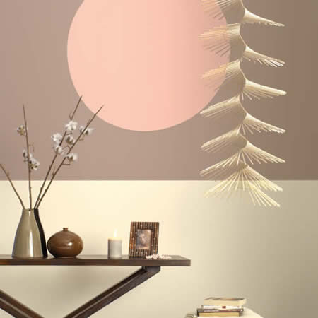 Sa ekološkog stajališta, vodene disperzivne boje su prijateljski naklonjenije prema okolišu, nego druge tradicionalnije vrste boja