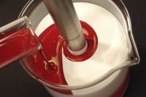 Većina disperzivnih boja nude se kao bijele boje, kojima se dodavanjem različitih tonera postiže željena nijansa boje