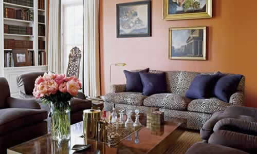 Karakteristične boje za ovaj stil upravo su boja slonovače, bež, boja vanilije, crna, tamnosmeđa, općenito smeđa u svim nijansama, ali i zelena koja unosi svježinu, a zastupljena je u cvijeću i raznim detaljima