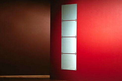 Crvena, kao najenergičnija boja, predstavlja vodilju u povoljnim kombinacijama, jer u svakoj unosi određenu dozu živahnosti i sreće djelujući strastveno, u svakom pogledu