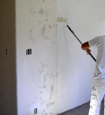 Nakon dobro pripremljene podloge, nanosi se kistom, valjkom ili štrcanjem u dva do tri sloja, a pri sušenju ju treba zaštititi od kiše i vlage, kako ne bi izgubila protupožarna svojstva