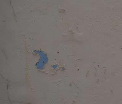 Svi stari premazi moraju se odstraniti, kako bi boja bila što izvornijeg karaktera, sa podlogom dovoljno čistom i bijelom, da opravda svoju kvalitetu