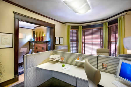 Vrlo je važno pri odabiru boja iskoristiti njezina svojstva, kako biste prilagodili radni prostor svojim navikama