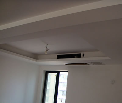 Viseći ili spušteni stropovi nude različite mogućnosti kombinacija, od jednostavnih ili složenih površina do fino izrađenih geometrijskih uzoraka ploča