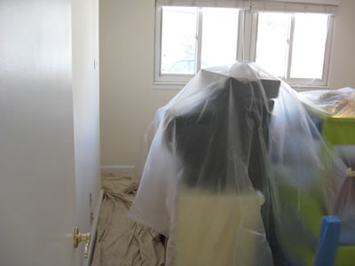 Prije svega namještaj i elemente te dekorativne predmete odmičemo od zida i zaštićujemo najlonom. Kada je riječ o vrlo teškim ormarima, koji se ne mogu pomicati, tada ličimo oko njih vrlo detaljno Prije svega namještaj i elemente te dekorativne predmete odmičemo od zida i zaštićujemo najlonom. Kada je riječ o vrlo teškim ormarima, koji se ne mogu pomicati, tada ličimo oko njih vrlo detaljno