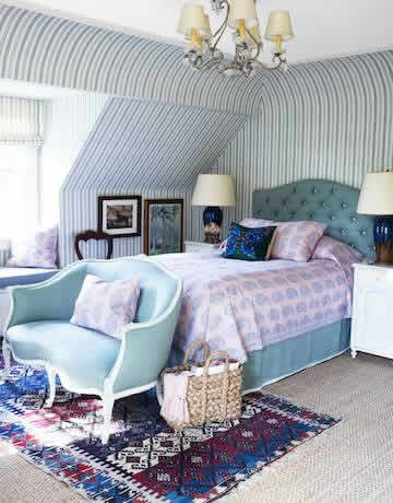 Za one malo nježnije tipove engleski rokoko je idealan način dizajniranja interijera u kojemu plava caruje, a zaobljenost i mekane linije nude suprotnost hirovitom francuskom stilu Za one malo nježnije tipove engleski rokoko je idealan način dizajniranja interijera u kojemu plava caruje, a zaobljenost i mekane linije nude suprotnost hirovitom francuskom stilu