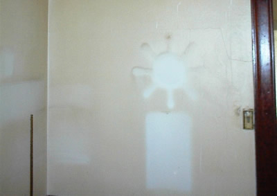  Izrazitije mrlje se izoliraju nanošenjem specijalnih sredstava u dva do tri sloja, nakon čega tako tretiranu površinu prebojimo bilo kojom bojom za unutarnje zidove