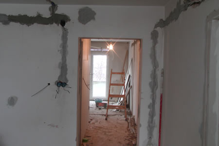 Prilikom adaptacije stambenog ili poslovnog prostora, najčešće u toku elektroinstalaterskih radova, postupku štemanja i premještanju kablova koji nisu u cijevi dolazi do raznih oštećenja na zidovima