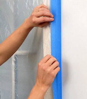 Lajsne i okvire oko prozora, utičnice, prekidače i slične stvari se s posebnom preciznošću moraju oblijepiti samoljepljivom trakom Lajsne i okvire oko prozora, utičnice, prekidače i slične stvari se s posebnom preciznošću moraju oblijepiti samoljepljivom trakom