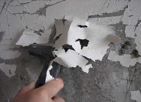 Skidanje stare boje je neophodno u slučaju kada se boja ljušti i puca