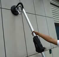 Pri skidanju stare boje često koristimo i stroj za brušenje zidova