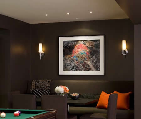 Bitan element za doživljaj boja predstavlja razlika umjetnog i prirodnog svjetla, stoga je bitan i položaj njihovih izvora