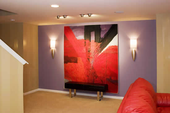 Reflektorske žarulje sjaje koncentriranim i usmjerenim bijelim svjetlom i omogućavaju bojama da se prikažu u onom svjetlu u kojemu i postoje, dakle onakvima kakve i jesu