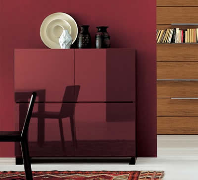 Korištenje crvene boje u interijeru ima snažno i moćno djelovanje, tako da crveni namještaj i pribor moraju biti čisti i u vrlo dobrom stanju