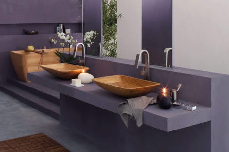 Zasićena ljubičasta je gusta, tamnija boja koja može dati snažan udarac sa velikim utjecajem, stoga ju je potrebno također pažljivo dozirati u prostoru