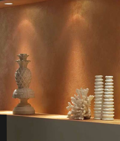 U različitim nijansama i izvedbama zlatnog lista, srebrnog lista, pozlate i zlatne prašine, podsjeća na originalno i jedinstveno unutarnje uređenje priča iz davnina, a površini daje bogatstvo i snagu svojom raznolikošću