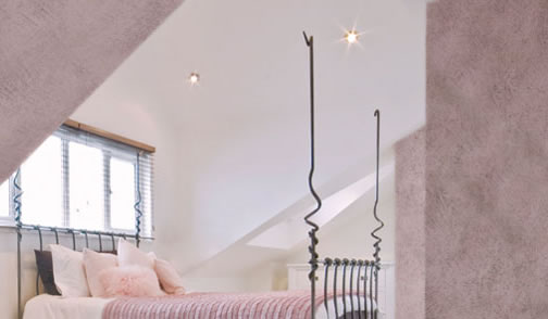 Boju je potrebno rasporediti prema određenim tonovima, na način da se nanosi u točkama s razmakom, čime se nastoji postići neujednačenost obrade